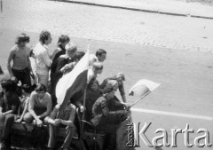 25.06.1976, Radom. 
Wydarzenia radomskie - czerwiec 1976. Pracownicy radomskich Zakładów jadący przed budynek KW PZPR.
Fot. NN, zbiory Ośrodka KARTA [sygn. OK 010517] 


