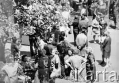 25.06.1976, Radom. 
Wydarzenia radomskie - czerwiec 1976. Pracownicy gromadzący się na terenie Zakładów 