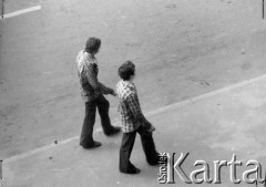 25.06.1976, Radom. 
Wydarzenia radomskie - czerwiec 1976. Pracownicy radomskich Zakładów idący przed budynek KW PZPR.
Fot. NN, zbiory Ośrodka KARTA [sygn. OK 010520] 


