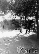 25.06.1976, Radom. 
Wydarzenia radomskie - czerwiec 1976. Pracownicy radomskich Zakładów zgromadzeni przed budynkiem KW PZPR. Mężczyzna zaznaczony strzałką to według podpisu z dokumentacji MSW: 