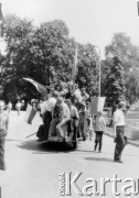 25.06.1976, Radom. 
Wydarzenia radomskie - czerwiec 1976. wózek akumulatorowy z MłodzieżL przed Urzędem Miejskim.
Fot. NN, zbiory Ośrodka KARTA [sygn. OK 010529] 

