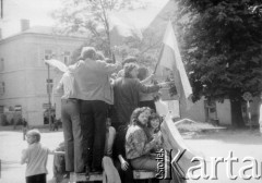 25.06.1976, Radom. 
Wydarzenia radomskie - czerwiec 1976. Godzina 12.55. wózek akumulatorowy z demonstrantami przed budynkiem Urzędu Miejskiego.
Fot. NN, zbiory Ośrodka KARTA [sygn. OK 010530] 

