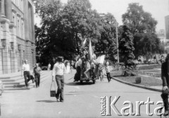 25.06.1976, Radom. 
Wydarzenia radomskie - czerwiec 1976. Godzina 14.00. wózek akumulatorowy z demonstrantami przed budynkiem Urzędu Miejskiego.
Fot. NN, zbiory Ośrodka KARTA [sygn. OK 010531] 

