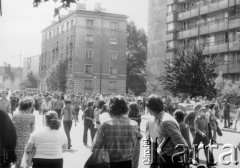 25.06.1976, Radom. 
Wydarzenia radomskie - czerwiec 1976. Ulica 1-go Maja, godzina 12.40. Manifestanci idący w kierunku budynku KW PZPR.
Fot. NN, zbiory Ośrodka KARTA [sygn. OK 010543] 


