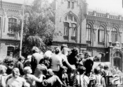 25.06.1976, Radom. 
Wydarzenia radomskie - czerwiec 1976. Ulica 1-go Maja, godzina 12.45. Manifestanci jadący w kierunku budynku KW PZPR.
Fot. NN, zbiory Ośrodka KARTA [sygn. OK 010544] 

