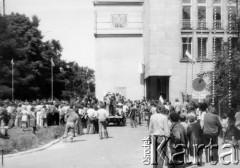 25.06.1976, Radom. 
Wydarzenia radomskie - czerwiec 1976. Godzina 13.00. Demonstranci zgromadzeni przed budynkiem KW PZPR.
Fot. NN, zbiory Ośrodka KARTA [sygn. OK 010548] 

