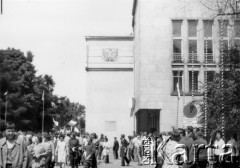 25.06.1976, Radom. 
Wydarzenia radomskie - czerwiec 1976. Godzina 13.00. Demonstranci zgromadzeni przed budynkiem KW PZPR.
Fot. NN, zbiory Ośrodka KARTA [sygn. OK 010549] 

