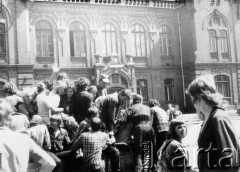 25.06.1976, Radom. 
Wydarzenia radomskie - czerwiec 1976. Ulica 1-go Maja, godzina 13.10. Manifestanci jadący w kierunku budynku KW PZPR.
Fot. NN, zbiory Ośrodka KARTA [sygn. OK 010552] 

