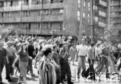 25.06.1976, Radom. 
Wydarzenia radomskie - czerwiec 1976. Ulica 1-go Maja, godzina 13.10. Manifestanci idący w kierunku budynku KW PZPR.
Fot. NN, zbiory Ośrodka KARTA [sygn. OK 010554] 

