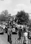 25.06.1976, Radom. 
Wydarzenia radomskie - czerwiec 1976. Wózek z demonstrantami odjeżdżający sprzed Komitetu Wojewódzkiego PZPR.
Fot. NN, zbiory Ośrodka KARTA