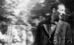 25.06.1976, Radom. 
Wydarzenia radomskie - czerwiec 1976. Godzina 14.00. Uczestnik demonstracji przed budynkiem KW PZPR.
Fot. NN, zbiory Ośrodka KARTA [sygn. OK 010581] 

