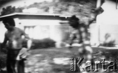 25.06.1976, Radom. 
Wydarzenia radomskie - czerwiec 1976. Godzina 14.00. Uczestnicy demonstracji rzucający kamieniami w okna budynku KW PZPR.
Fot. NN, zbiory Ośrodka KARTA [sygn. OK 010585] 

