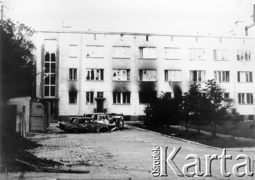 25.06.1976, Radom. 
Wydarzenia radomskie - czerwiec 1976. Wraki spalonych samochodów przed budynkiem KW PZPR - widok od strony parku.
Fot. NN, zbiory Ośrodka KARTA