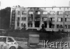 25.06.1976, Radom. 
Wydarzenia radomskie - czerwiec 1976. Wraki spalonych samochodów przed budynkiem KW PZPR - widok od strony parku.
Fot. NN, zbiory Ośrodka KARTA