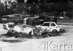 25.06.1976, Radom. 
Wydarzenia radomskie - czerwiec 1976. Wraki spalonych samochodów przed budynkiem KW PZPR.
Fot. NN, zbiory Ośrodka KARTA [sygn. OK 010602]

