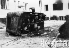 25.06.1976, Radom. 
Wydarzenia radomskie - czerwiec 1976. Wraki spalonych samochodów przed budynkiem KW PZPR.
Fot. NN, zbiory Ośrodka KARTA [sygn. OK 010603]

