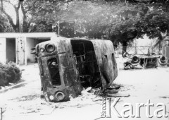 25.06.1976, Radom. 
Wydarzenia radomskie - czerwiec 1976. Wraki spalonych samochodów przed garażami KW PZPR.
Fot. NN, zbiory Ośrodka KARTA [sygn. OK 010604]

