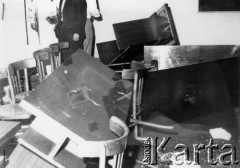 25.06.1976, Radom. 
Wydarzenia radomskie - czerwiec 1976. Wnętrza budynku KW PZPR - zdemolowany pokój na piętrze.
Fot. NN, zbiory Ośrodka KARTA [sygn. OK 010617]

