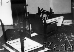 25.06.1976, Radom. 
Wydarzenia radomskie - czerwiec 1976. Wnętrza budynku KW PZPR - zniszczenia w sali konferencyjnej.
Fot. NN, zbiory Ośrodka KARTA [sygn. OK 010621]

