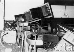 25.06.1976, Radom. 
Wydarzenia radomskie - czerwiec 1976. Wnętrza budynku KW PZPR - zniszczenia w sali konferencyjnej.
Fot. NN, zbiory Ośrodka KARTA [sygn. OK 010622]

