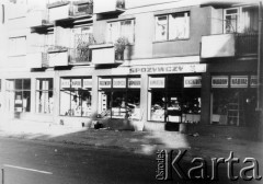 25.06.1976, Radom. 
Wydarzenia radomskie - czerwiec 1976. Zdemolowany w czasie rozruchów sklep spożywczy naprzeciwko budynku KW PZPR.
Fot. NN, zbiory Ośrodka KARTA [sygn. OK 010650] 

