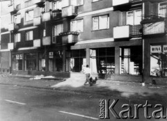 25.06.1976, Radom. 
Wydarzenia radomskie - czerwiec 1976. Zdemolowane sklepy przy ul. Żeromskiego naprzeciwko KW PZPR.
Fot. NN, zbiory Ośrodka KARTA [sygn. OK 010652] 

