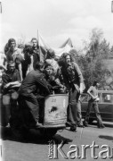 25.06.1976, Radom, Polska.
Wydarzenia radomskie - czerwiec 1976. Robotnicy jadący przed budynek KW PZPR. Podpis pod zdjęciem głosi, że mężczyzna prowadzący pojazd to: 