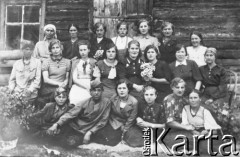 1943, Kozulka, Krasnojarski Kraj, ZSRR.
Polacy deportowani do ZSRR. W drugim rzędzie: Anna Ścibor-Marchocka (druga), Wiera, żona podoficera zawodowego z Włodzimierza Wołyńskiego (trzecia), Bułynkowa (siódma). Ostatnia w górnym rzędzie: Janina Bułynkówna.
Fot. NN, zbiory Ośrodka KARTA, udostępnił Stanisław Ścibor-Marchocki