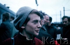1969, Warszawa
Emigracja po wydarzeniach marcowych 1968 roku - Liliana Jorczak-Gilert na peronie Dworca Gdańskiego, podczas wyjazdu z Polski.
Fot. Krzysztof Wojciechowski
 
