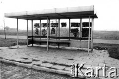 1982, Warszawa-Powsinek, Polska.
Stan wojenny, napisy i hasła popierające podziemną Solidarność. N/z zamalowane napisy na wiacie przystankowej na ulicy Przyczółkowej.
Fot. Krzysztof P. Wojciechowski, zbiory Fundacji Ośrodka KARTA
