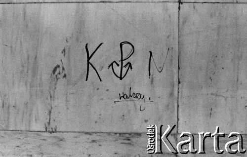 1982-1983, Warszawa, Polska.
Stan wojenny, napisy i hasła popierające podziemną Solidarność. N/z napis 