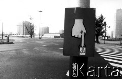 1982-1983, Warszawa, Polska.
Stan wojenny, napisy i hasła popierające podziemną Solidarność. N/z nalepka na znaku drogowym na skrzyżowaniu ulicy Sobieskiego i Bonifacego, wykonana i naklejona przez Tomasza Tuszko.
Fot. Krzysztof P. Wojciechowski, zbiory Fundacji Ośrodka KARTA