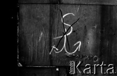 1982-1983, Warszawa, Polska.
Stan wojenny, napisy i hasła popierające podziemną Solidarność. N/z przekreślony znak Solidarności Polski Walczącej.
Fot. Krzysztof P. Wojciechowski, zbiory Fundacji Ośrodka KARTA