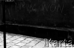 1982-1983, Warszawa, Polska.
Stan wojenny, napisy i hasła popierające podziemną Solidarność. N/z napis 
