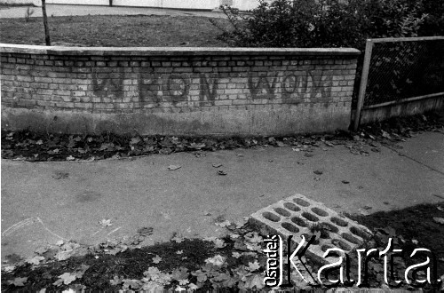 1982-1983, Warszawa, Polska.
Stan wojenny, napisy i hasła popierające podziemną Solidarność. N/z napis na murku 