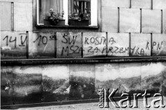1984-1985, Warszawa, Polska.
Stan wojenny, napisy i hasła popierające podziemną Solidarność. N/z napis 