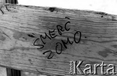 1982-1983, Warszawa, Polska.
Stan wojenny, napisy i hasła popierające podziemną Solidarność. N/z napis na poręczy 