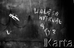 1982-1983, Warszawa, Polska.
Stan wojenny, napisy i hasła popierające podziemną Solidarność. N/z napis 