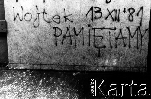 1982-1983, Warszawa, Polska.
Stan wojenny, napisy i hasła popierające podziemną Solidarność. N/z napis 