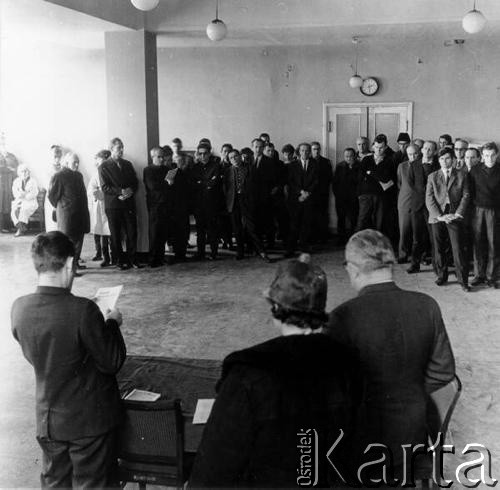 Marzec 1968, Kraków, Nowa Huta.
Wydarzenia marcowe - zebranie potępiające w pionie głównego mechanika Huty im.Lenina.
Fot. Stanisław Gawliński, zbiory Ośrodka KARTA

[Marzec 1968, Nowa Huta, zebrania, manifestacje, przemysł, robotnicy]