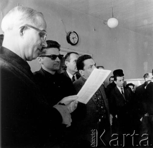 Marzec 1968, Kraków, Nowa Huta.
Wydarzenia marcowe - zebranie potępiające w pionie głównego mechanika Huty im.Lenina.
Fot. Stanisław Gawliński, zbiory Ośrodka KARTA

[Marzec 1968, Nowa Huta, zebrania, manifestacje, przemysł, robotnicy]