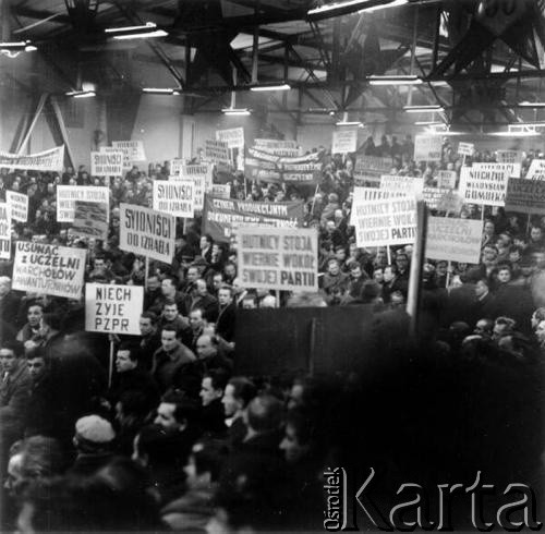 Marzec 1968, Kraków, Nowa Huta.
Wydarzenia marcowe - zebranie za³ogi Huty im.Lenina w Hali Gara¿y HiL, potêpiaj¹ce zajœcia marcowe. Widoczne tablice z napisami: 