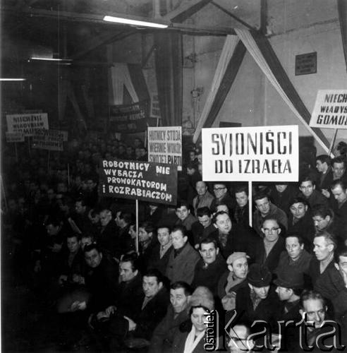 Marzec 1968, Krakůw, Nowa Huta.
Wydarzenia marcowe - zebranie za≥ogi Huty im.Lenina w Hali GaraŅy HiL, potÍpiajĻce zajúcia marcowe. Widoczne tablice z napisami: 