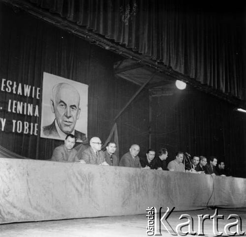 Marzec 1968, Krakůw, Nowa Huta.
Wydarzenia marcowe - zebranie za≥ogi Huty im.Lenina w Hali GaraŅy HiL, potÍpiajĻce zajúcia marcowe. Widoczny portret W≥adys≥awa Gomu≥ki oraz osoby kierujĻce zebraniem.
Fot. Stanis≥aw GawliŮski, zbiory Oúrodka KARTA

[PRL, Marzec 1968, Nowa Huta, zebrania, manifestacje, przemys≥, robotnicy, propaganda]