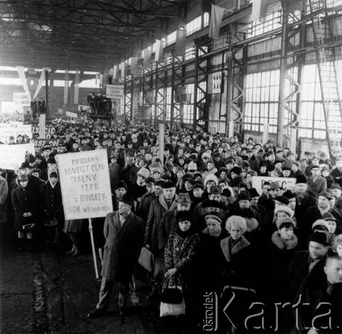 Marzec 1968, Kraków, Nowa Huta.
Wydarzenia marcowe - zebranie załogi Huty im.Lenina na Wydziale Mechanicznym, potępiające zajścia marcowe. Widoczne tablice z napisami: 