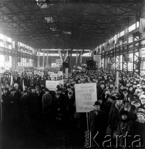 Marzec 1968, Kraków, Nowa Huta.
Wydarzenia marcowe - zebranie załogi Huty im.Lenina na Wydziale Mechanicznym, potępiające zajścia marcowe. Widoczne tablice z napisami: 