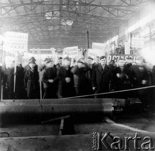 Marzec 1968, Kraków, Nowa Huta.
Wydarzenia marcowe - zebranie załogi Huty im.Lenina na Wydziale Mechanicznym, potępiające zajścia marcowe. Widoczne tablice z napisami: 