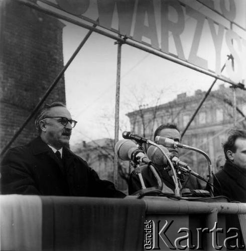 Marzec 1968, Kraków.
Wydarzenia marcowe - wiec mieszkańców Krakowa na Rynku Głównym, potępiający zajścia marcowe. Przemawia I Sekretarz KW PZPR w Krakowie - Czesław Domagała.
Fot. Stanisław Gawliński, zbiory Ośrodka KARTA

[PRL, Marzec 1968, manifestacje, propaganda]