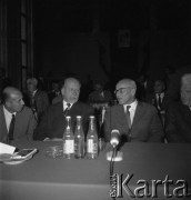 27-28.09.1963, Kraków, Polska.
Wizyta w Hucie im. Lenina delegacji partyjno-rządowej NRD na czele z przewodniczącym Rady Państwa Walterem Ulbrichtem (siedzi przy stole 2. od lewej). 2. od prawej siedzi I sekretarz KC PZPR, Władysław Gomułka.
Fot. Stanisław Gawliński, zbiory Ośrodka KARTA