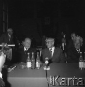 27-28.09.1963, Kraków, Polska.
Wizyta w Hucie im. Lenina delegacji partyjno-rządowej NRD na czele z przewodniczącym Rady Państwa Walterem Ulbrichtem (siedzi przy stole 2. od lewej). 2. od prawej siedzi I sekretarz KC PZPR, Władysław Gomułka.
Fot. Stanisław Gawliński, zbiory Ośrodka KARTA